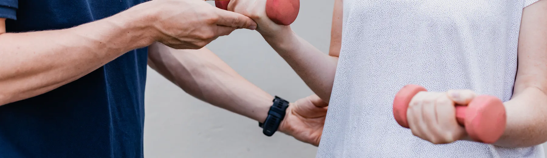 Uebung mit Kurzhanteln in der Therapie