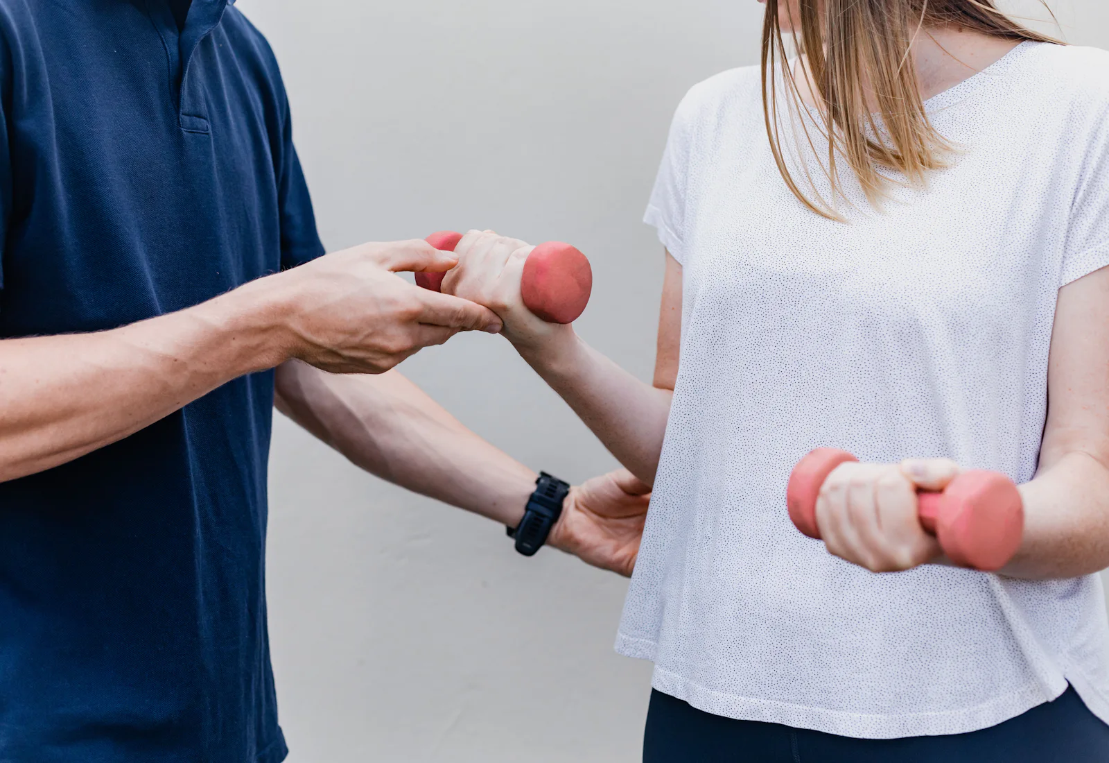 Therapeutin und Patient beim Uebungstraining