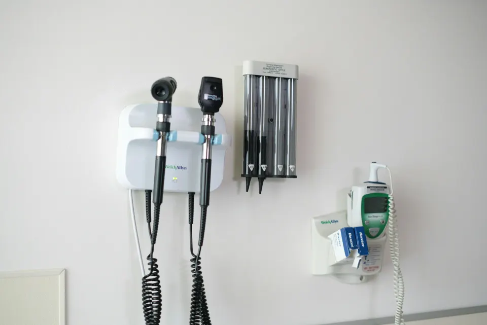 Untersuchungsgeräte an der Wand des Behandlungsraums