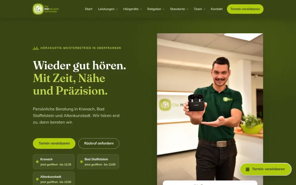 Startseite der HörakustikSchmiede am Rechner: Wieder gut hören, drei Filialen mit Öffnungsstatus, Termin vereinbaren und Rückruf anfordern